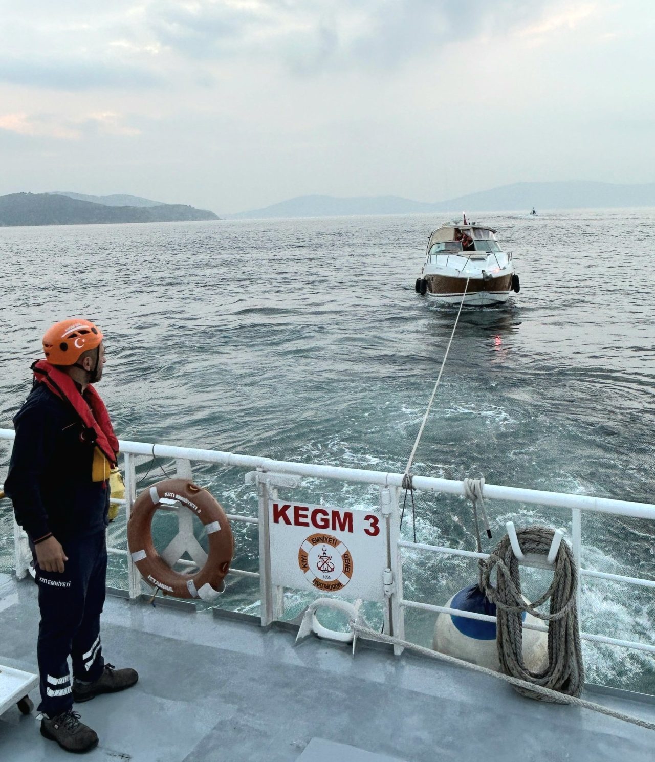 İSTANBUL (AA) – Burgazada önlerinde makine arızası nedeniyle sürüklenen tekne
