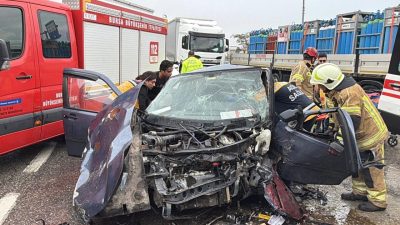 - Kaza sonrası otomobilde sıkışan ve cep telefonuyla konuşmaya devam
