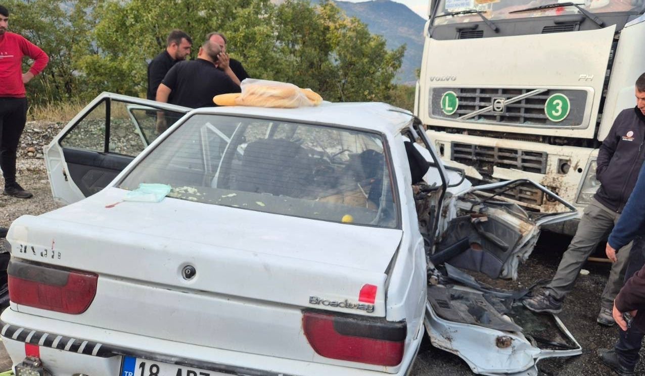 ÇANKIRI (AA) – Çankırı'nın Bayramören ilçesinde tomruk yüklü tır ile
