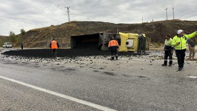 ÇORUM (AA) – Çorum'un Alaca ilçesinde kömür yüklü tırın devrilmesi