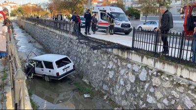 ÇORUM (AA) – Çorum'da su kanalına devrilen otomobilin sürücüsü yaralandı.