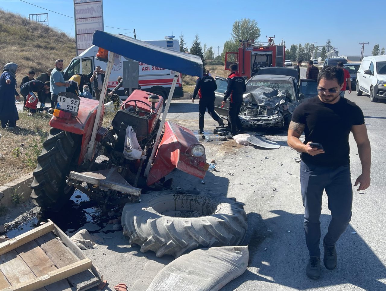 ÇORUM (AA) – Çorum'un Sungurlu ilçesinde traktör ile otomobilin çarpıştığı
