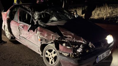 ÇORUM (AA) – Çorum'un Dodurga ilçesinde otomobille traktörün çarpıştığı kazada