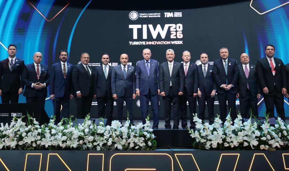 - "Tekno-oligarklar sadece belli ülkeleri değil, tüm dünyayı hedef almaktadır.