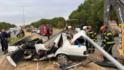 DENİZLİ (AA) – Denizli'nin Sarayköy ilçesinde aydınlatma direğine çarpan otomobilin