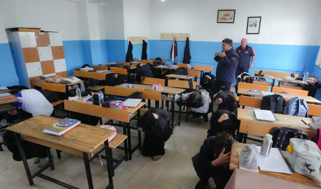 DİYARBAKIR (AA) – Diyarbakır'da AFAD İl Müdürlüğü öğrencilere yönelik afet