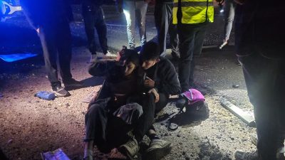DÜZCE (AA) – Düzce'nin Yığılca ilçesinde devrilen otomobildeki 2 kişi