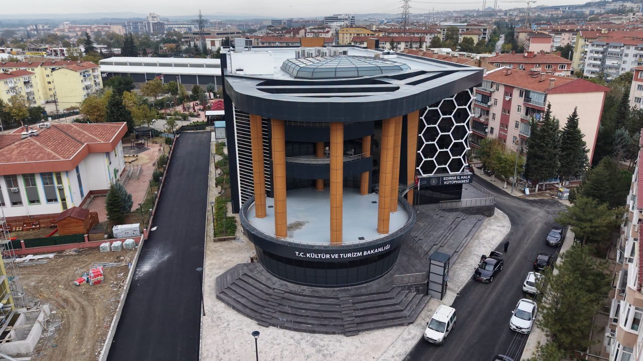 - Vali Yunus Sezer: 
- "Her yaştan vatandaşımızı bilgiyle, kitapla