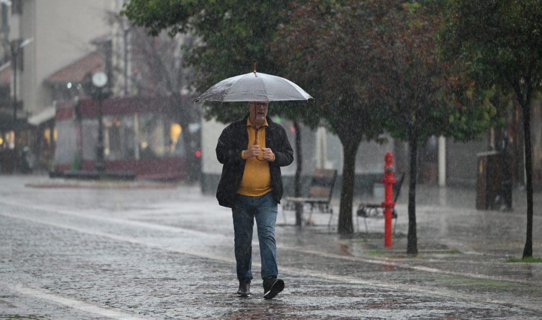 EDİRNE (AA) – Edirne'de gök gürültülü sağanak yaşamı olumsuz etkiliyor.