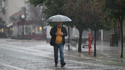 EDİRNE (AA) – Edirne'de gök gürültülü sağanak yaşamı olumsuz etkiliyor.