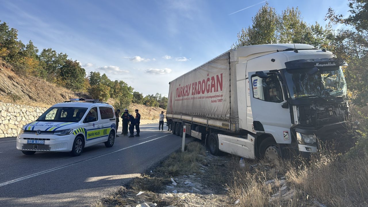 EDİRNE (AA) – Edirne'de tırla kamyonetin çarpışması sonucu 4 kişi