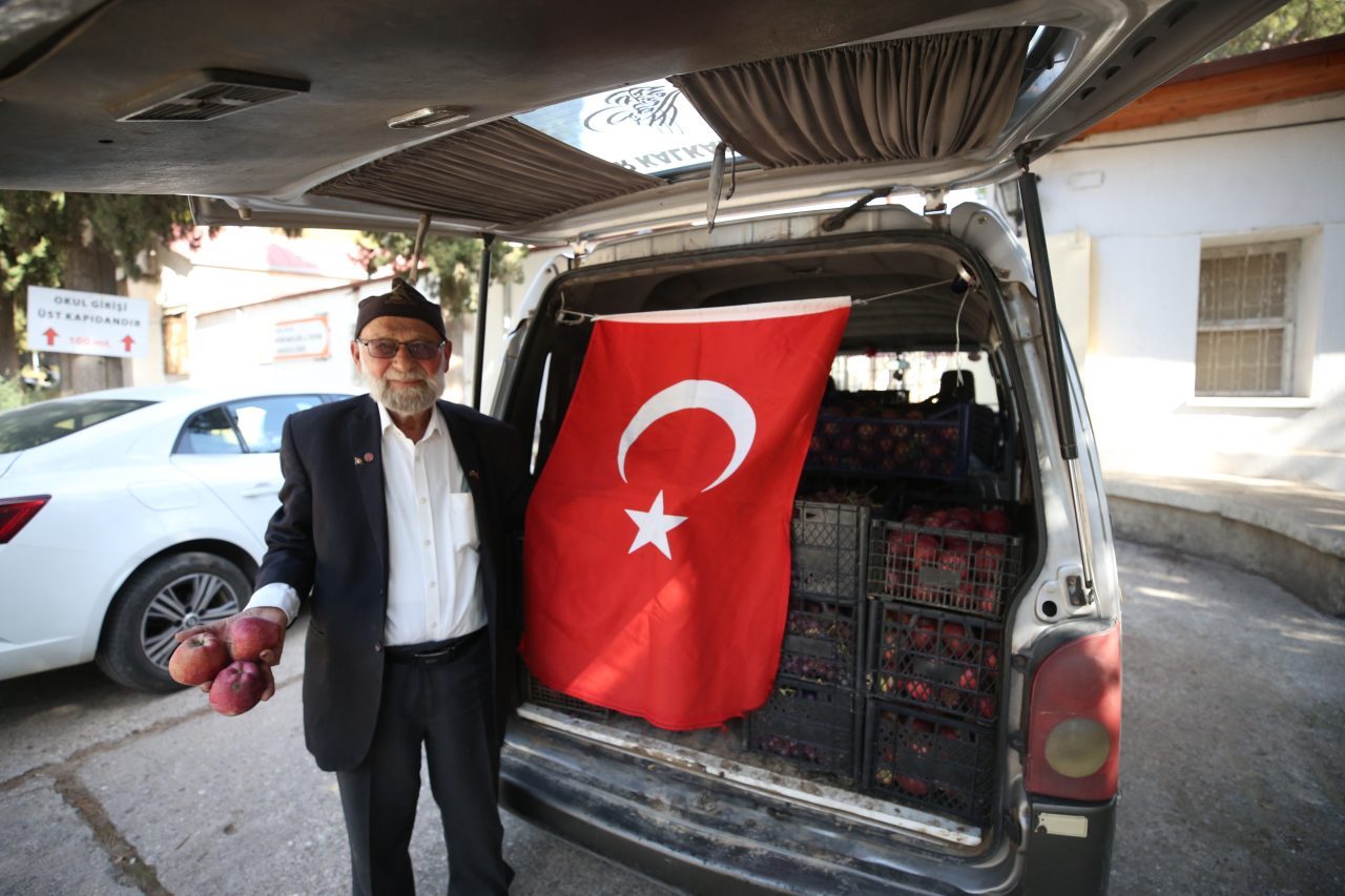 AYDIN (AA) – Denizli'de yaşayan 76 yaşındaki Muhammed Yılmaz, topladığı