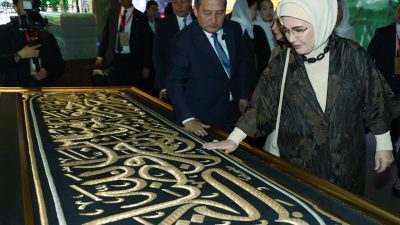 - Türbede dua eden Emine Erdoğan, İmam Buhari Anıt Kompleksi'ndeki