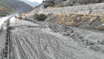 ERZİNCAN (AA) – Erzincan-Erzurum kara yolundaki heyelanın büyüklüğü ve ekiplerin