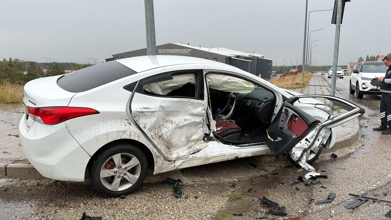 ERZURUM (AA) – Erzurum'da minibüsle otomobilin çarpışması sonucu 3 kişi