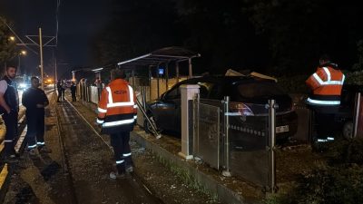 ESKİŞEHİR (AA) – Eskişehir'in Tepebaşı ilçesinde tramvay durağına çarpan otomobilin