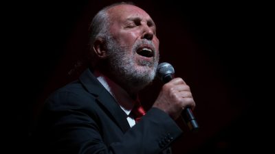 ANKARA (AA) – Sanatçı Fatih Erkoç, Ankara'da verdiği konserde, Türk