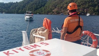 MUĞLA (AA) – Muğla'nın Fethiye ilçesi açıklarında sürüklenen teknedeki 4