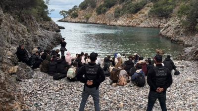 MUĞLA (AA) – Muğla'nın Fethiye ilçesinde 62 düzensiz göçmen yakalandı.