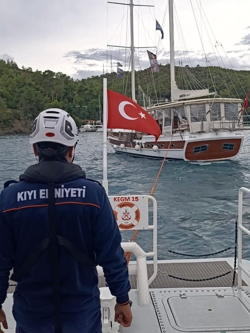 MUĞLA (AA) – Muğla'nın Fethiye ilçesi açıklarında sürüklenen teknedeki 2