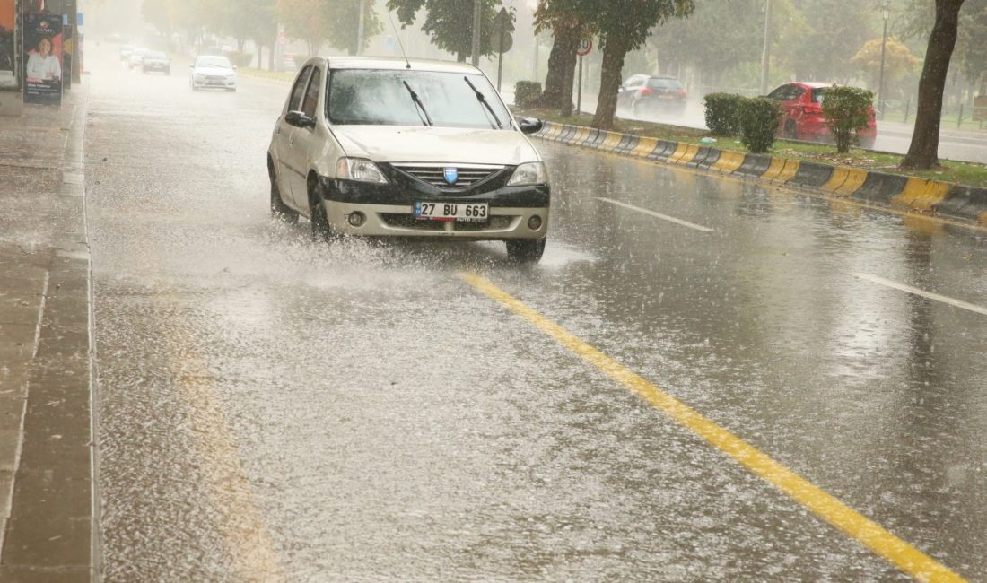 GAZİANTEP (AA) – Gaziantep'te sağanak hayatı olumsuz etkiledi. Kentte aralıklarla
