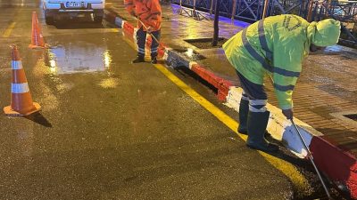 - Sağanak nedeniyle Demre ilçesindeki Kaleüçağız Mahallesi'nde sel oluştu, arabalar
