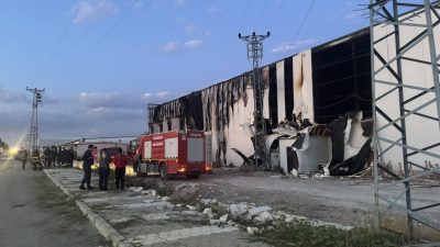AFYONKARAHİSAR (AA) – Afyonkarahisar'ın Emirdağ ilçesinde mantar fabrikasında çıkan yangın