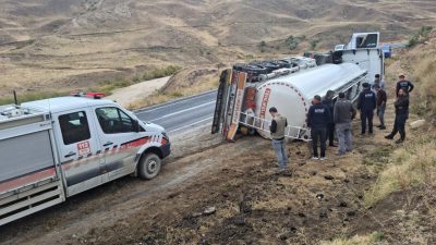 HAKKARİ (AA) – Hakkari-Van kara yolunda akaryakıt tankerinin devrilmesi sonucu