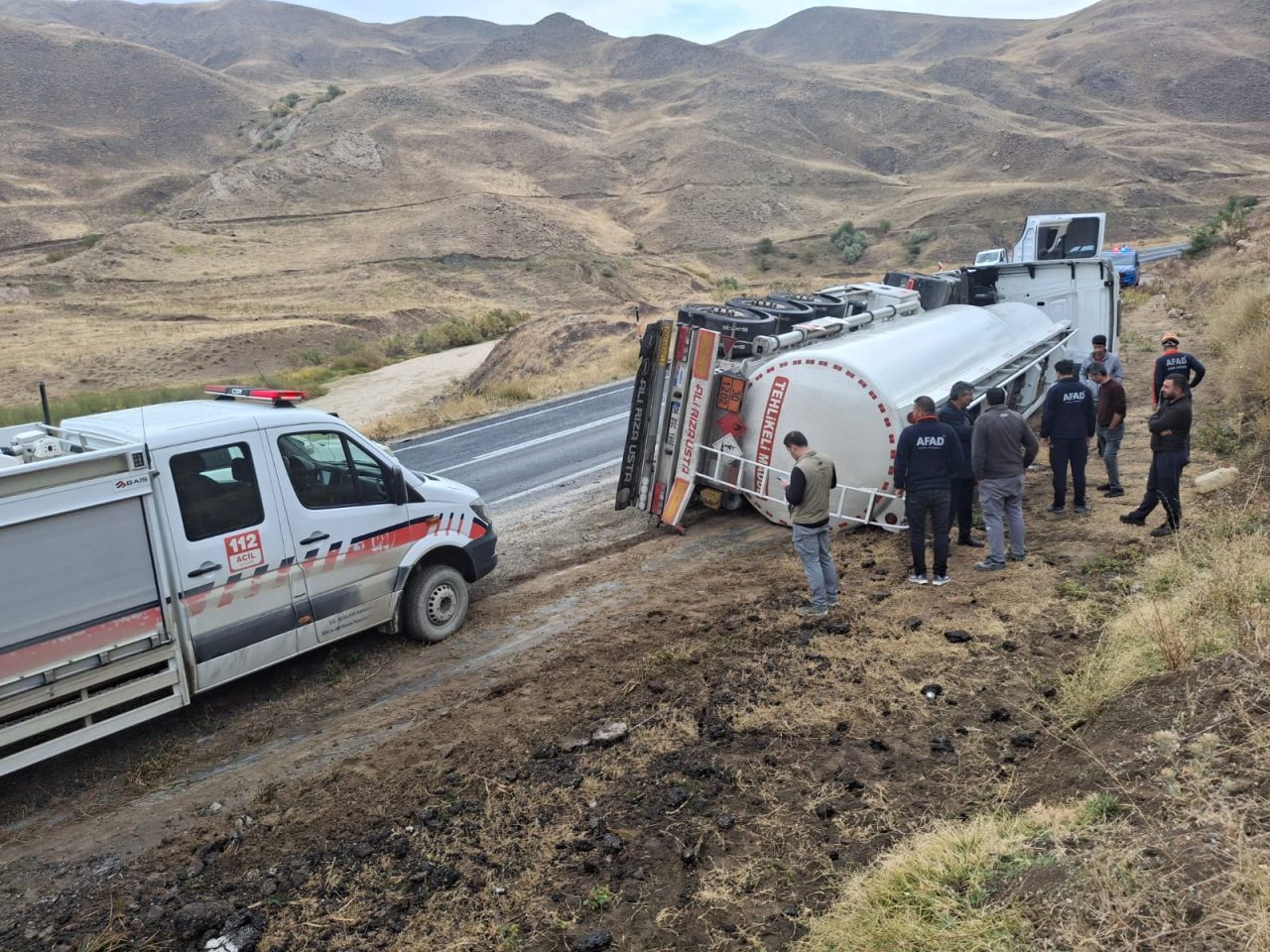 HAKKARİ (AA) – Hakkari-Van kara yolunda akaryakıt tankerinin devrilmesi sonucu