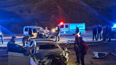 HAKKARİ (AA) – Hakkari'nin Yüksekova ilçesinde otomobil ile hafif ticari