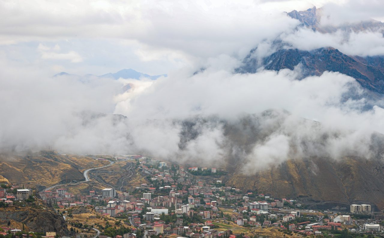 HAKKARİ (AA) – Hakkari'de etkili olan sağanağın ardından dağlarda ve