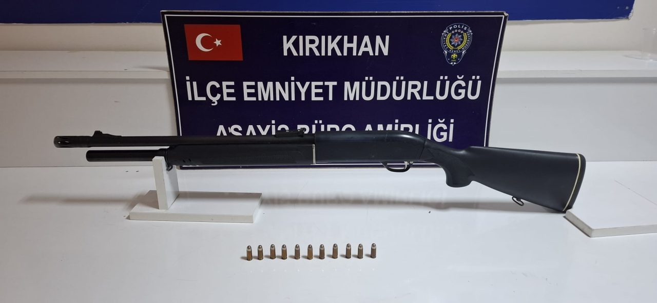 HATAY (AA) – Hatay'ın Kırıkhan ilçesinde bir otomobilin kurşunlanmasıyla ilgili