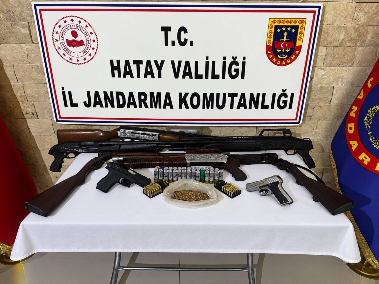 HATAY (AA) – Hatay'ın merkez Antakya ilçesinde, kurusıkı tabancaların namlularını
