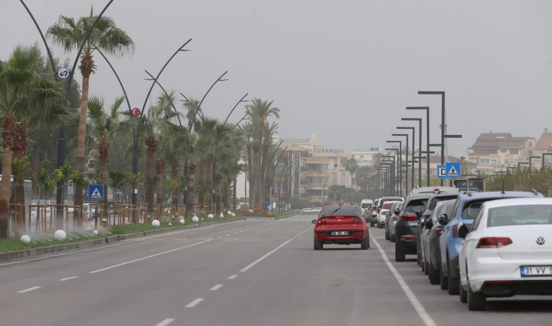HATAY (AA) – Hatay'da etkili olan toz taşınımı, hayatı olumsuz