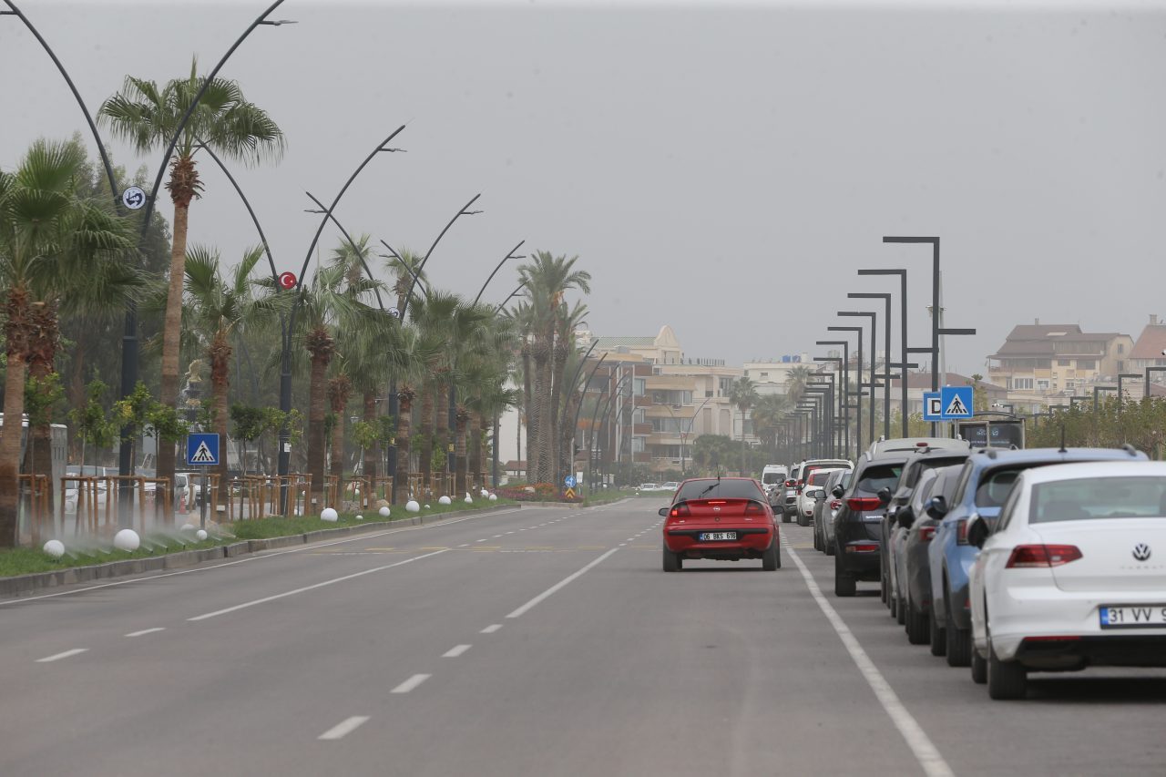 HATAY (AA) – Hatay'da etkili olan toz taşınımı, hayatı olumsuz