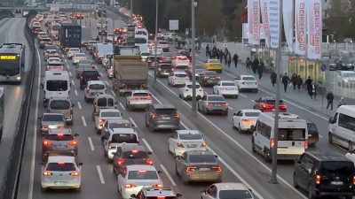 İSTANBUL (AA) – İstanbul'da haftanın ilk iş günü akşam saatlerinde