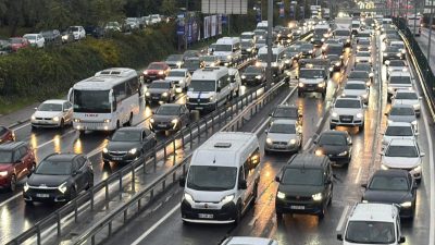 İSTANBUL (AA) – İstanbul'da akşam saatlerinde yağışlı havanın da etkisiyle