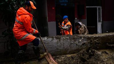 İSTANBUL (AA) – Sarıyer'de jandarma ekipleri, selin ardından yürütülen temizlik