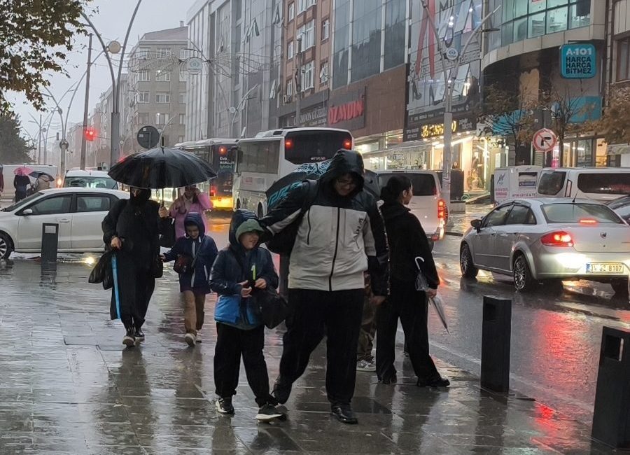 - Kentte etkili olan sağanak nedeniyle bazı ev ve iş
