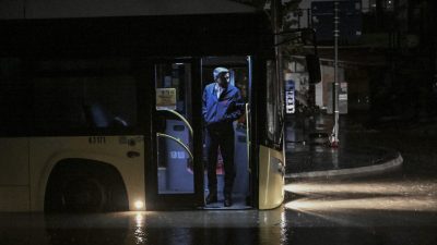 İSTANBUL (AA) – İstanbul'un birçok ilçesinde aralıklarla devam eden sağanak