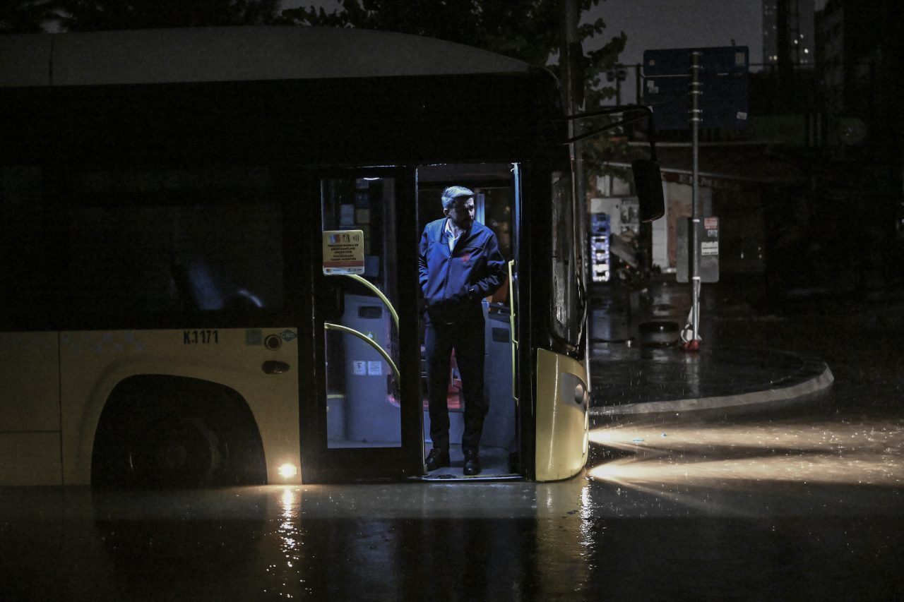 İSTANBUL (AA) – İstanbul'un birçok ilçesinde aralıklarla devam eden sağanak