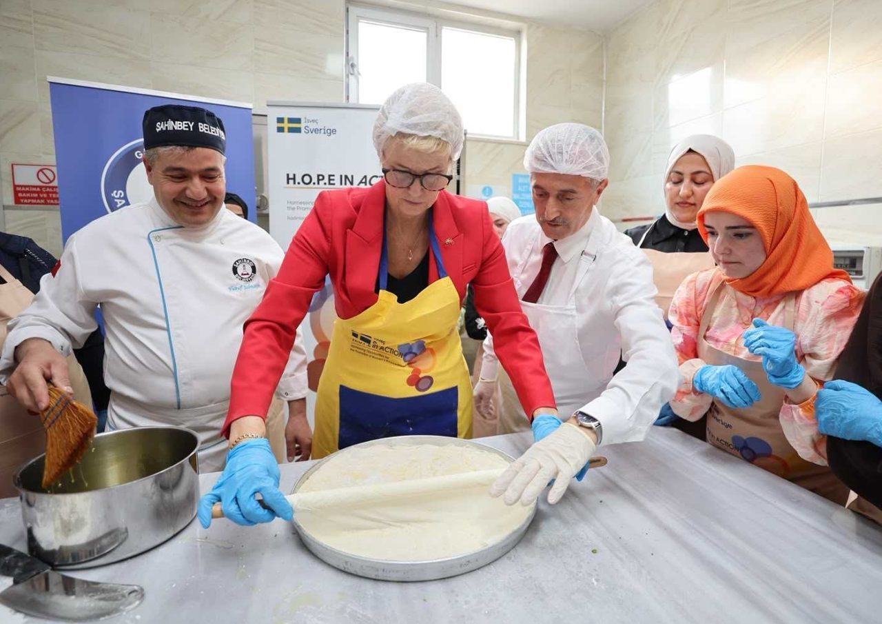 GAZİANTEP (AA) – İsveç'in Ankara Büyükelçisi Ulrika Funered, Gaziantep'te baklava