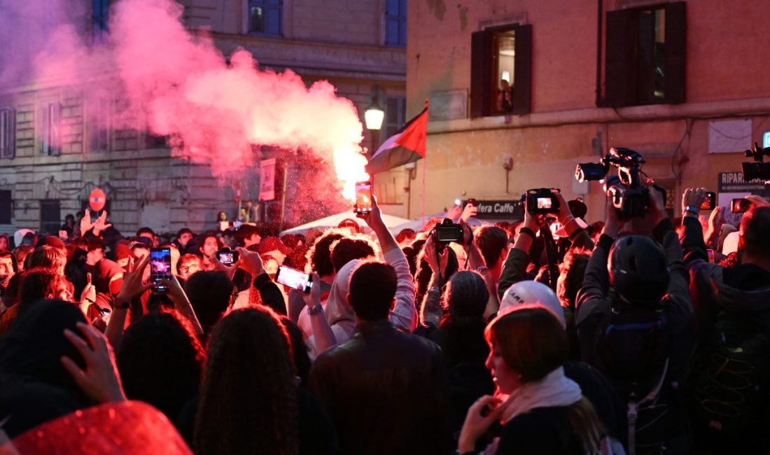 - Roma'daki hükümet karşıtı yürüyüşte göstericiler, polisle karşı karşıya geldi,