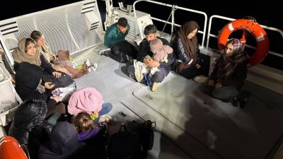 İZMİR (AA) – İzmir'in Seferihisar ilçesi açıklarında 5'i çocuk 13