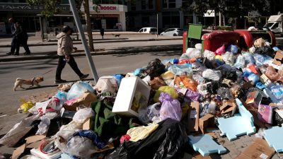 İZMİR (AA) – İzmir'in Karşıyaka ilçesinde, çöplerin toplanmaması nedeniyle oluşan