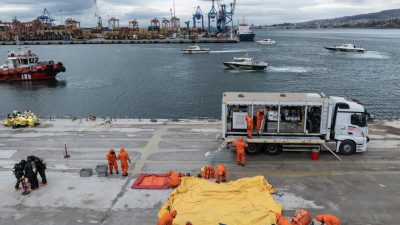 İZMİR (AA) – Sağlık Bakanlığı koordinesinde İzmir Limanı'nda düzenlenen Kimyasal,