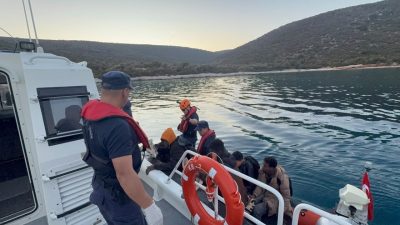 İZMİR (AA) – İzmir'in Urla ilçesindeki bir koyda 3'ü çocuk