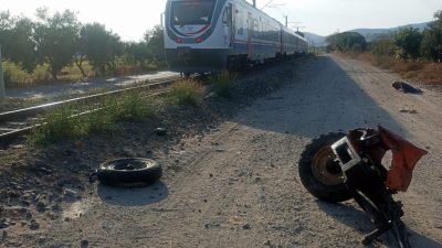 İZMİR (AA) – İzmir'in Bayındır ilçesinde yolcu treninin hemzemin geçitte