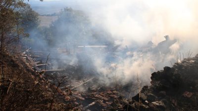 KASTAMONU (AA) – Kastamonu'nun Taşköprü ilçesinde çıkan yangında ev, samanlık,