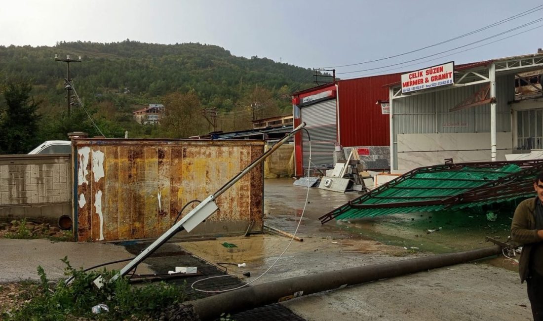 KASTAMONU (AA) – Kastamonu'nun 5 ilçesinde etkili olan fırtına nedeniyle